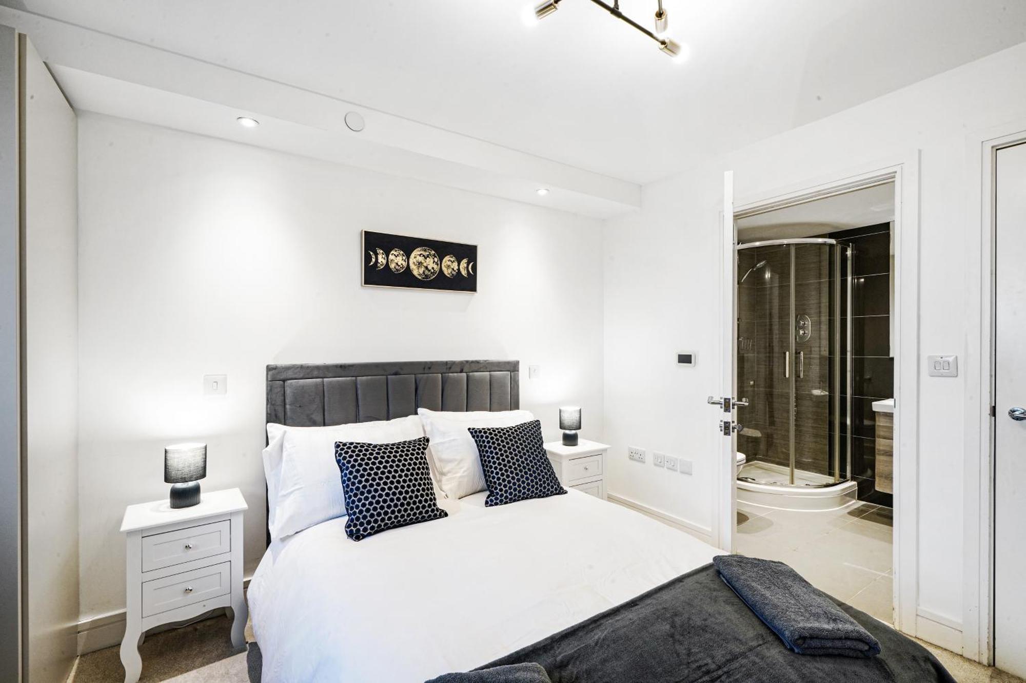 Luxury Apartment With Stunning Views On 10Th Floor 에지웨어 외부 사진