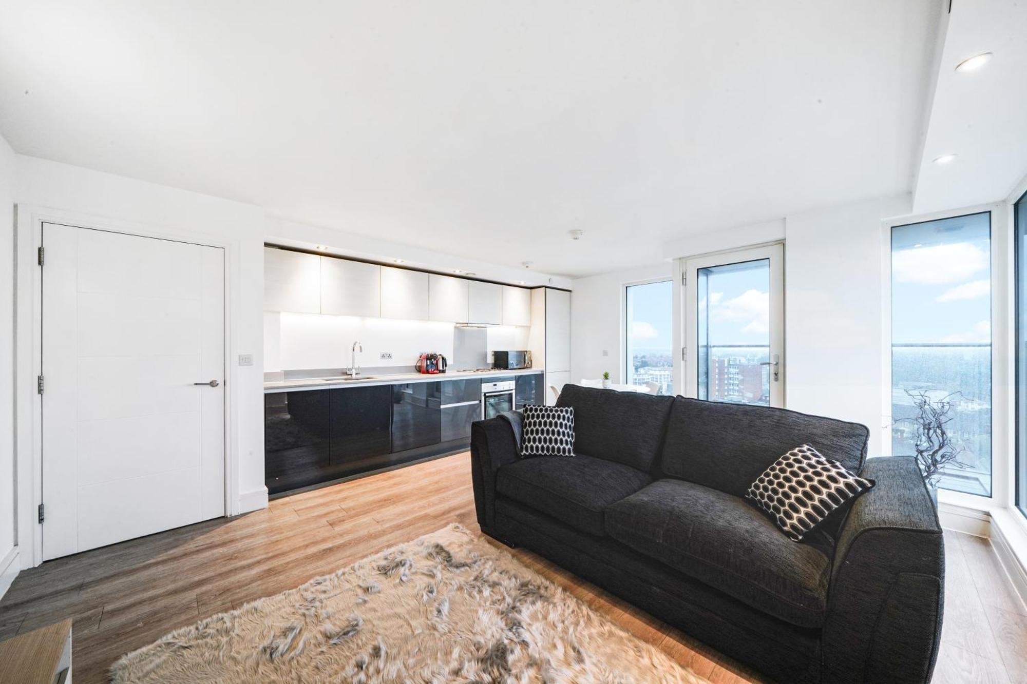 Luxury Apartment With Stunning Views On 10Th Floor 에지웨어 외부 사진
